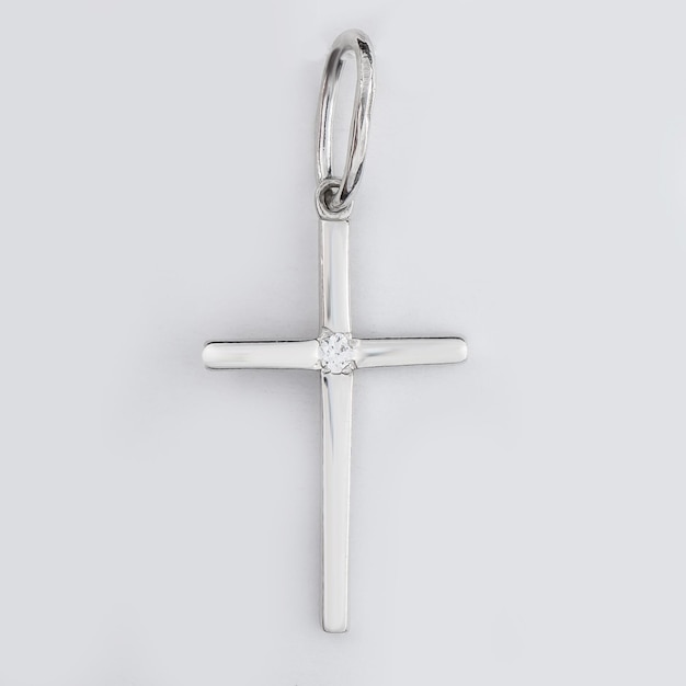 Collier pendentif diamant croix bijou isolé sur fond blanc