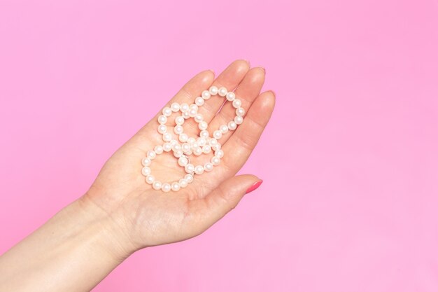 Collier De Perles Blanches Sur La Main De La Femme