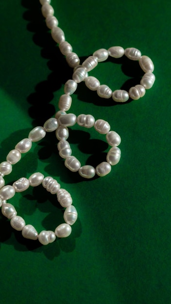 Collier de perles sur fond vert