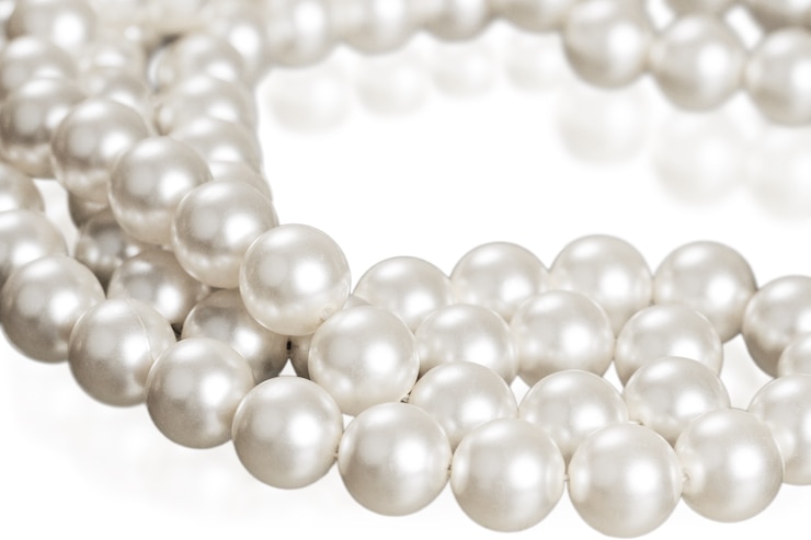 Photo collier de perles isolé sur blanc