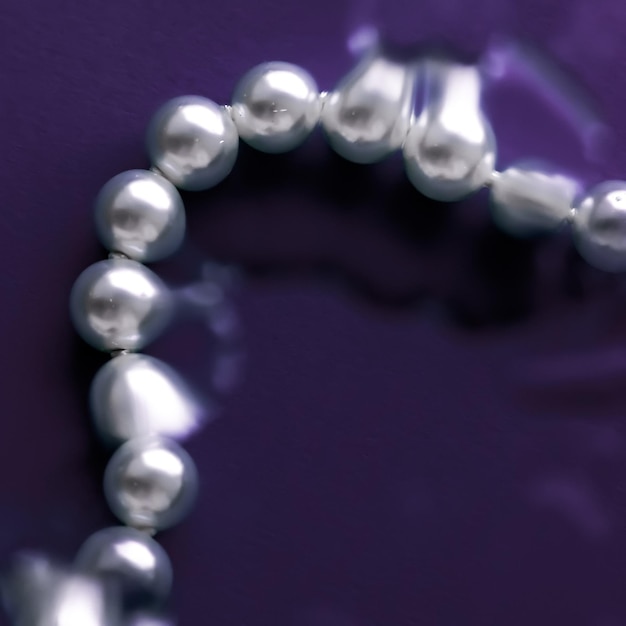 Collier de perles de mode bijoux côtiers sous l'eau violette style glamour présent et cadeau chic pour la conception de bannière de vacances de marque de bijoux de luxe