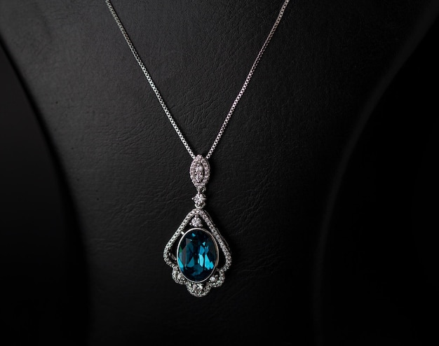 collier avec pierre diamant fond noir isolé