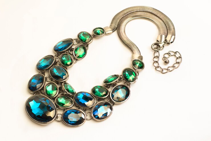 Photo collier de pierres bleues et vertes sur fond blanc
