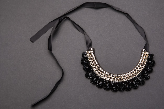 Collier avec pierres noires