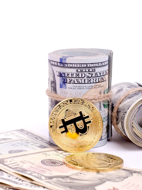 Collier de signe de dollar en or brillant et Bitcoin physique sur des billets d'un dollar des États-Unis
