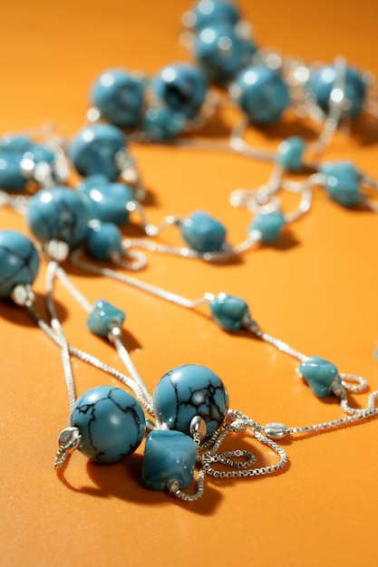 Colliers turquoise sur orange