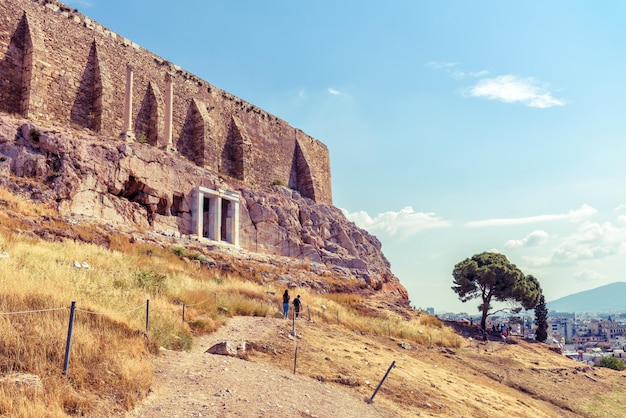 Colline de l'Acropole en été Athènes Grèce c'est une attraction touristique majeure d'Athènes Vue panoramique du célèbre monument avec de solides murs médiévaux