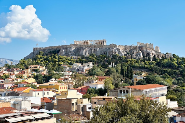 Colline de l'Acropole avec des temples antiques et des toits de maisons à Athènes en Grèce avec un ciel bleu