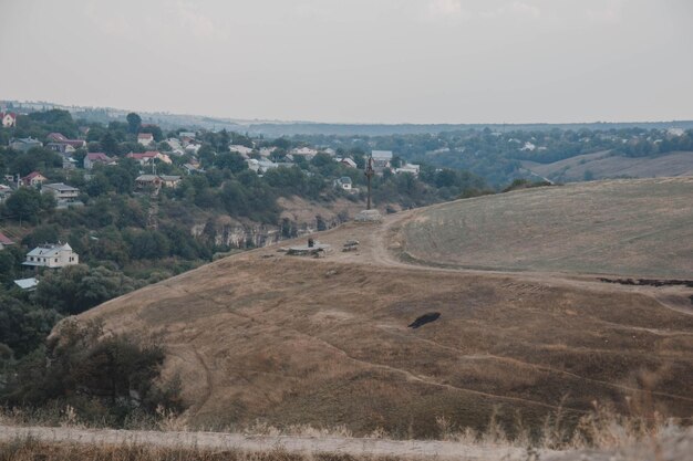 Photo une colline avec une maison dessus