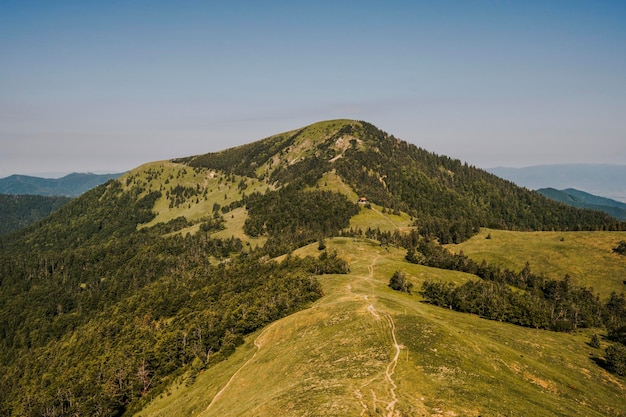 Photo colline de ploska avec refuge de montagne de borisov montagnes big fatra slovaquie randonnée été slovaquie paysage