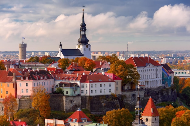 Colline de Toompea avec tour Pikk Hermann et église cathédrale de Saint Mary Toomkirik vue depuis la tour de l'église St Olaf Tallinn Estonie