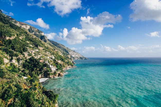 Colline verte sur la mer