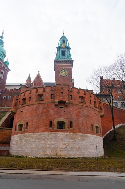 Colline de Wawel avec cathédrale et château à Cracovie