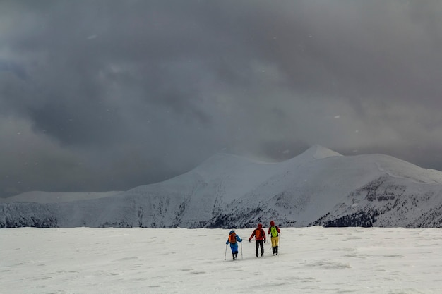 Collines des Carpates couvertes de neige avec des randonneurs lointains