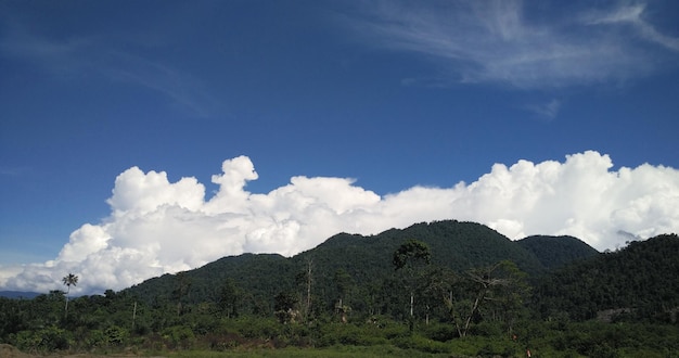 Collines et ciel bleu, thème de la nature de l'enquête géologique