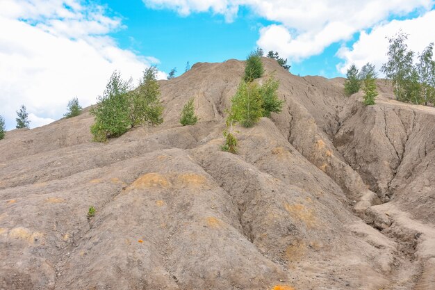 Photo collines dans une carrière abandonnée, remblais dans une carrière abandonnée