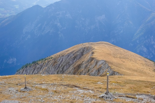 Collines douces avec des herbes brunes au sommet d'une montagne