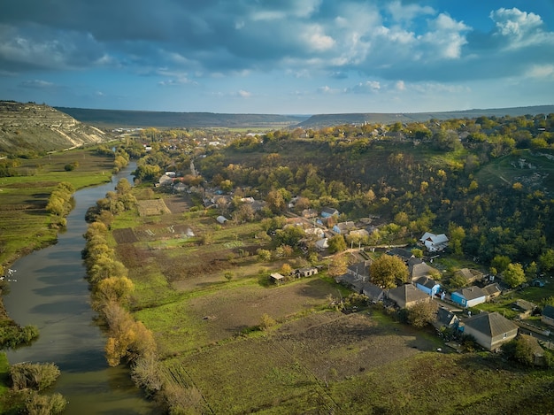 Collines d'Orheiul Vechi et paysages fluviaux en Moldavie. Vallée de la rivière Raut dans les villages Butuceni et Trebujeni de Moldavie . Lieu touristique célèbre. Église au sommet de la colline