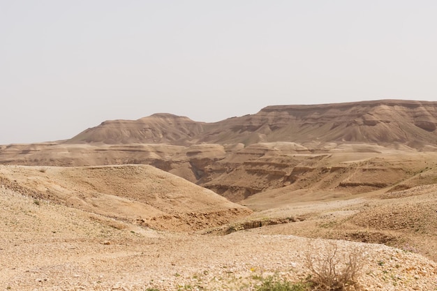 Collines et rochers dans le désert de Judée en Israël