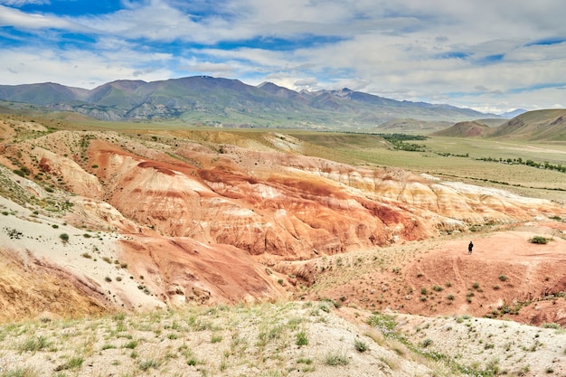 Collines rouge-jaune d'un ancien lac relique dans l'Altaï