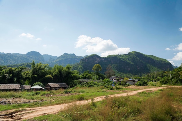 Les collines et la route