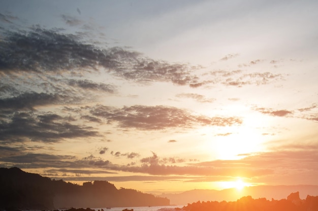 Collines verdoyantes avec vue sur le paysage avec un fond de ciel de lever de soleil