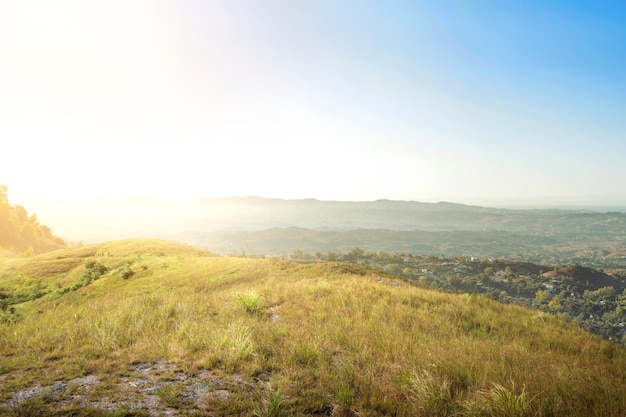 Collines verdoyantes avec vue sur le paysage