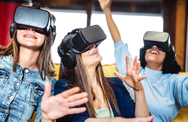 Photo colocataire amies s'amusant avec un casque vr à la maison réalité virtuelle et concept de jeu métaverse avec des jeunes s'amusant à jouer ensemble sur des jeux vidéo 3d filtre vif et lumineux