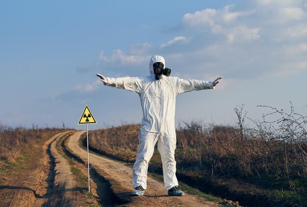 Écologiste debout près du symbole de danger des rayonnements ionisants