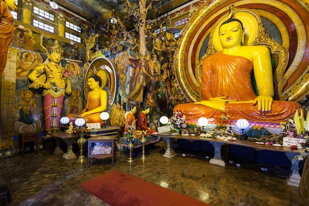 COLOMBO, SRI LANKA - 27 février 2017 : statue de Bouddha à l'intérieur du temple Gangaramaya à Colombo, Sri Lanka. Le temple Gangaramaya est un temple bouddhiste à l'architecture mixte éclectique.