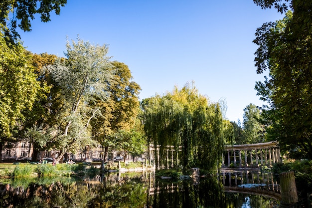 Colonnade corinthienne dans le parc Monceau, Paris, France