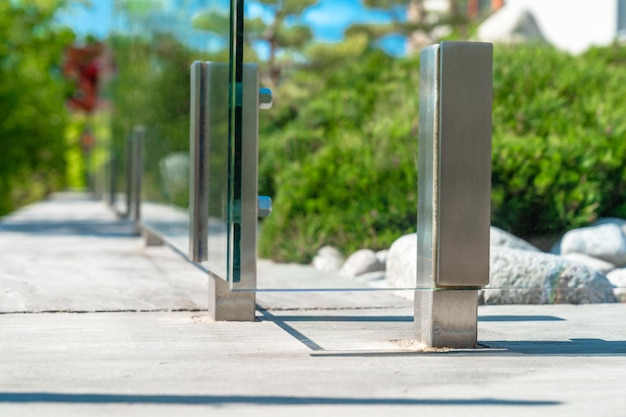 Colonne en acier inoxydable avec porte-verre