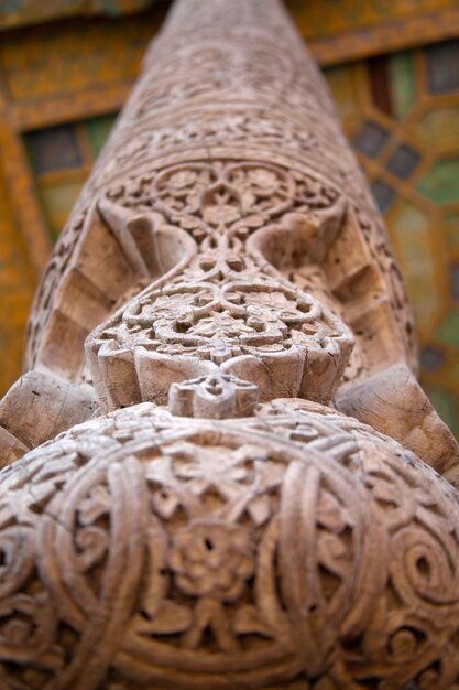 La colonne en bois sculptée à la main