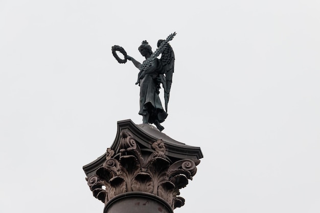 Colonne de gloire près de la cathédrale de la Trinité à Saint-Pétersbourg