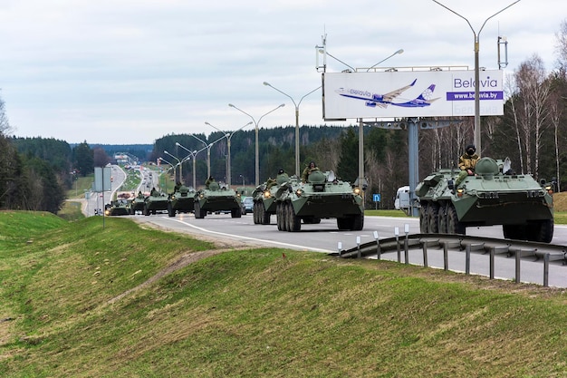 Colonne de matériel militaire blindé se déplaçant sur la route Minsk Bélarus