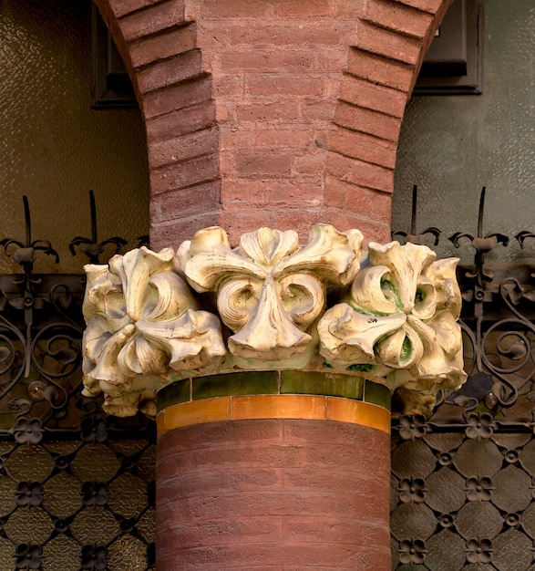 Une colonne avec un motif de fleurs dessus