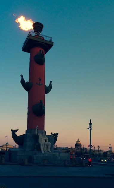 Colonne rostrale éclairée au coucher du soleil. Saint-Pétersbourg, île Vassilievski.