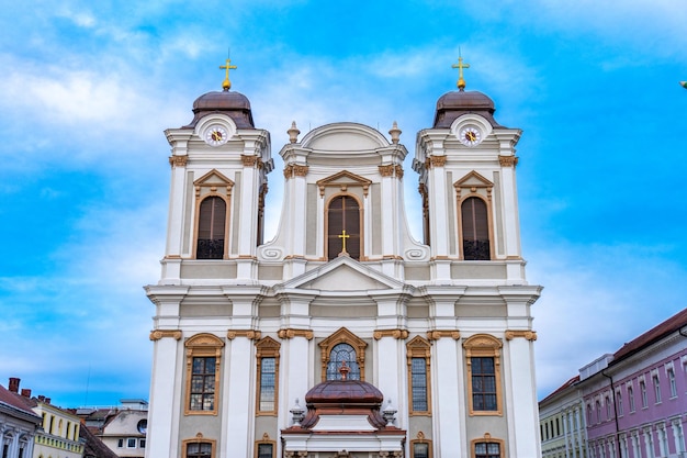 Photo colonne de la sainte trinité et cathédrale catholique romaine sur la place de l'union dans la ville roumaine de timisoara