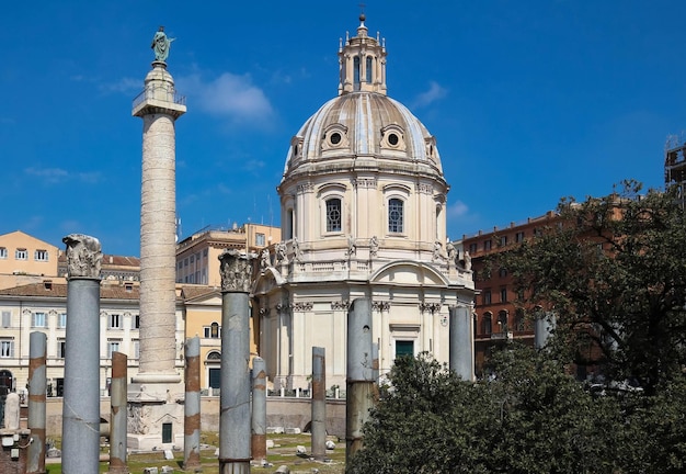 La colonne Trajane et l'église du Très Saint Nom de Marie au Forum de Trajan Rome Italie