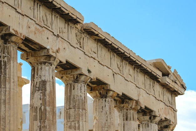 Colonnes à l'acropole d'Athènes contre le ciel