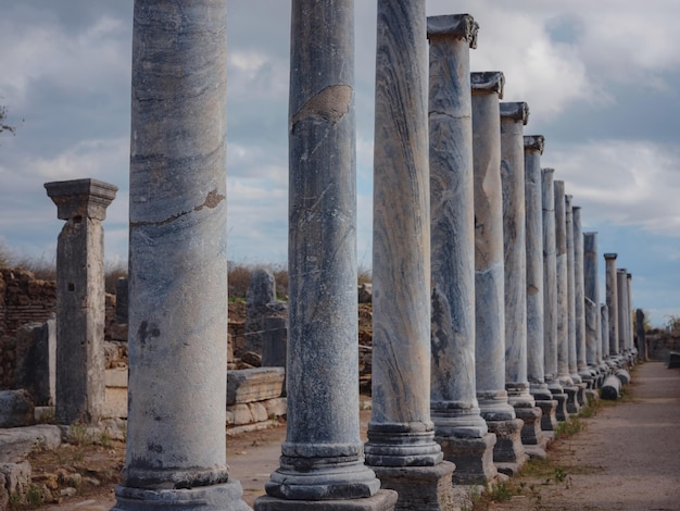 Photo colonnes d'agora avec vue sur le ciel perge ou perga ancienne ville grecque autrefois capitale de la pamphylie à antalya turquie le chaud après-midi d'octobre