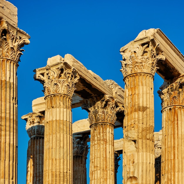 Colonnes antiques avec des chapiteaux à Athènes, Grèce