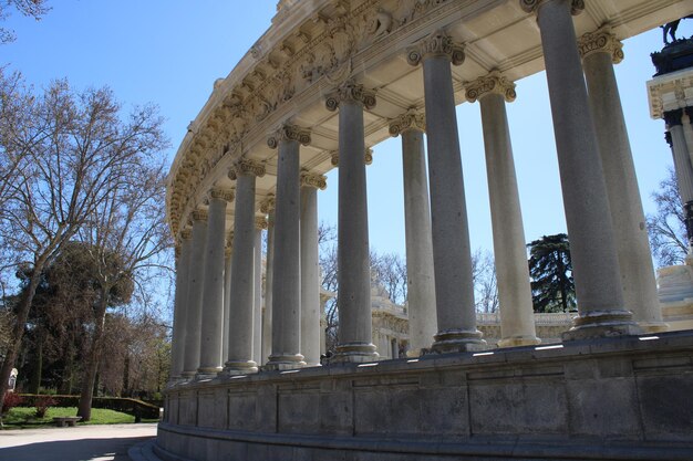 Colonnes au monument du roi Alfonso XII dans le parc de la retraite de Madrid
