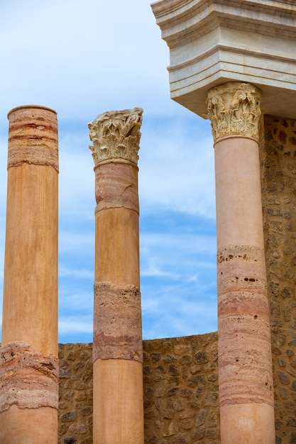 Colonnes dans l&#39;amphithéâtre romain de Carthagène, Espagne