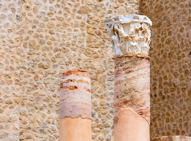 Colonnes dans l&#39;amphithéâtre romain de Carthagène, Espagne