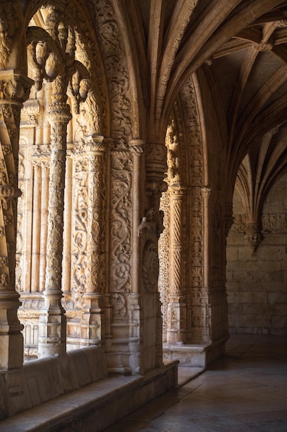 Les colonnes du hall forment le monastère de Jeronimos à Belém