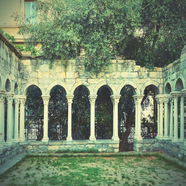 Colonnes du monastère Chiostro di Sant'Andrea à Gênes (Genova), Italie. Image filtrée de style vintage de médias sociaux