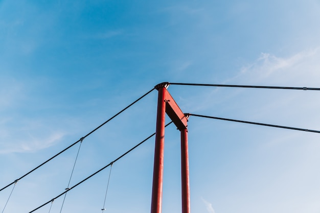 Les colonnes du pont rouge sont contre le ciel bleu