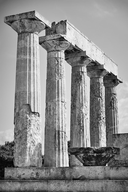 Photo colonnes du temple d'aphaea sur l'île d'egine en grèce. photographie en noir et blanc. architecture grecque antique