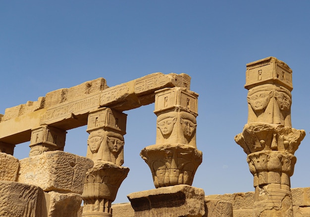 Colonnes égyptiennes antiques au temple de Philae à Assouan, Egypte